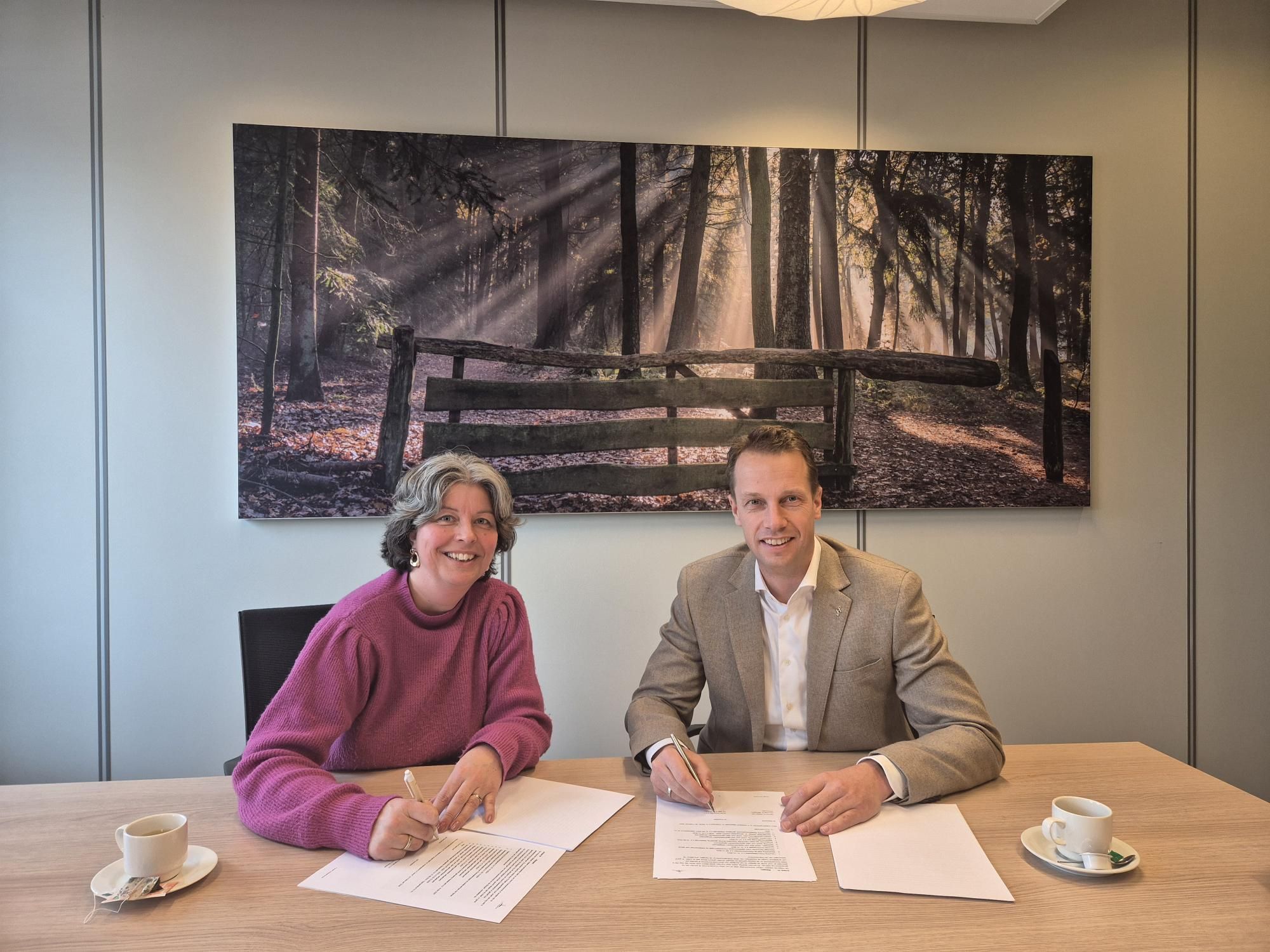 Ondertekening overeenkomst gemeente Westerveld en KROON over woningbouw Heuvelenweg in Dwingeloo